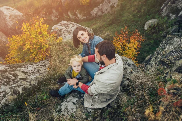 Giovane famiglia con piccolo figlio trascorrere del tempo insieme al di fuori . — Foto Stock