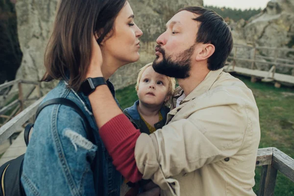 幸福的家庭：母亲父亲和孩子在山. — 图库照片
