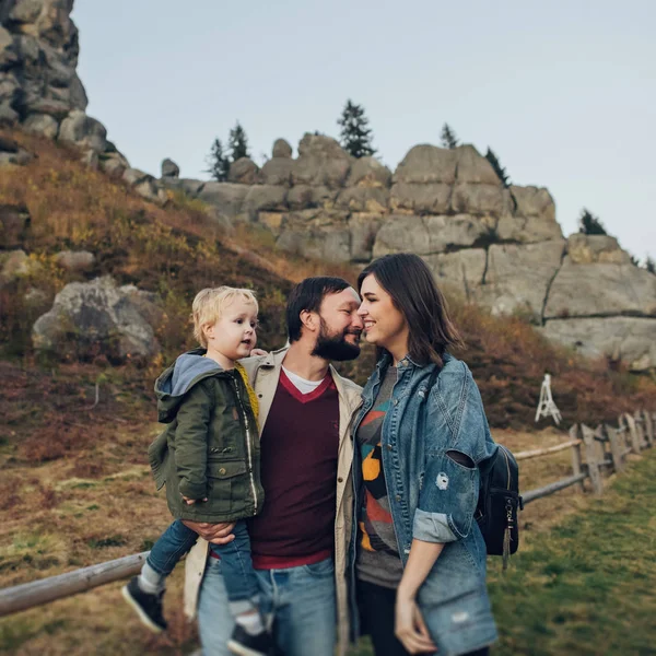 Gelukkige familie: moeder vader en kind in de bergen. — Stockfoto
