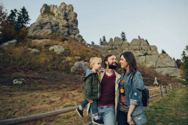 Ung familie med lille søn tilbringe tid sammen udenfor . - Stock-foto