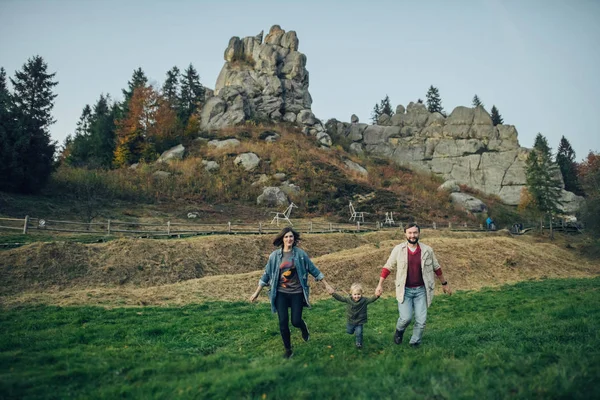 Happy family: mother father and child in mountains. — Stock Photo, Image