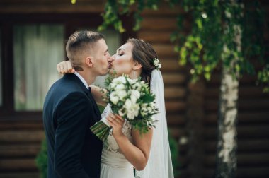 Mutlu romantik genç çift evliliklerini kutluyor.. 