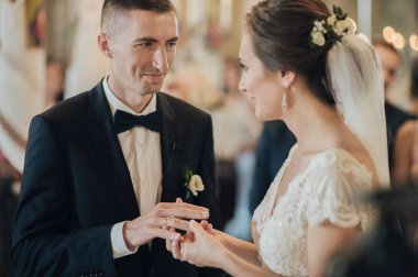 Gelin ve Damat evliliklerini kutluyor. 