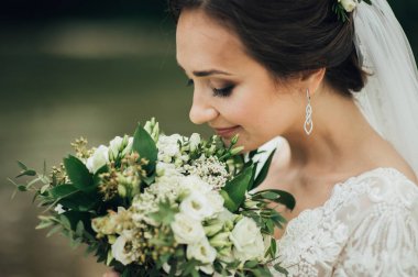 Düğün Buketi ile poz saç modeli ve makyaj ile Güzel Gelin.