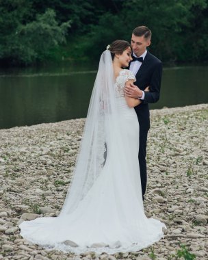 Mutlu romantik genç çift evliliklerini kutluyor.. 