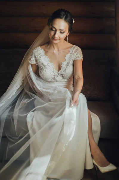 Bella sposa posa, preparazione di nozze . — Foto Stock