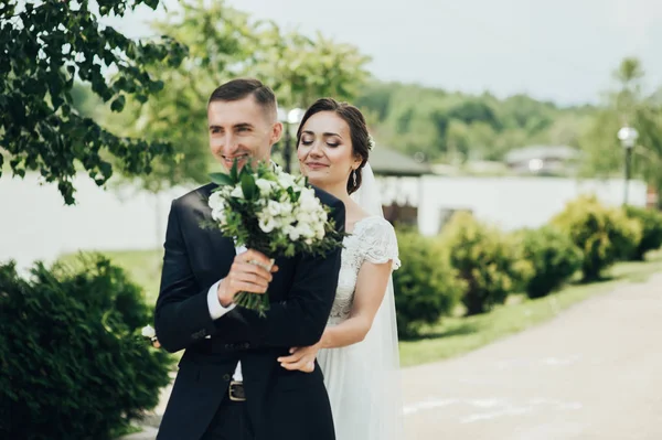 Glad romantisk ung par firar sitt äktenskap. — Stockfoto