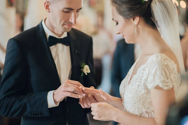 Brud och brudgum firar sitt äktenskap. — Stockfoto