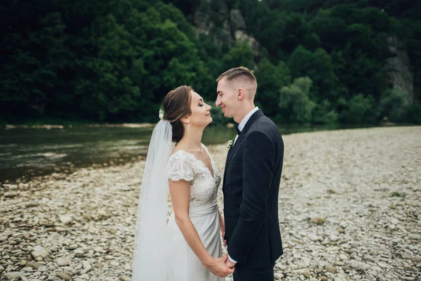 Feliz casal jovem romântico celebrando seu casamento. — Fotografia de Stock