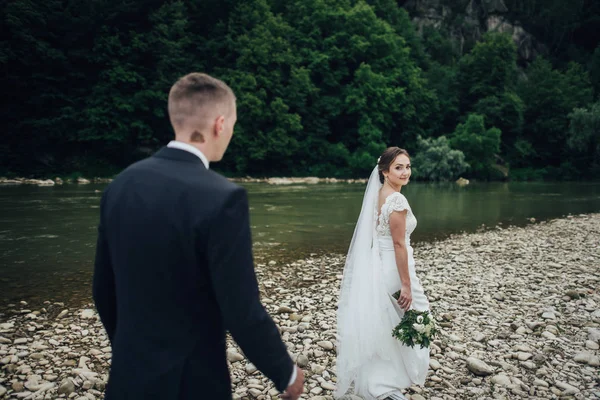 Feliz casal jovem romântico celebrando seu casamento. — Fotografia de Stock