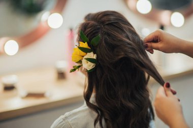 Düğün hazırlığı. Düğün töreni öncesi gelin hazırlığı 