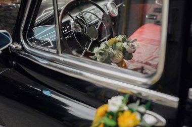 Eski düğün arabasında düğün buketi 