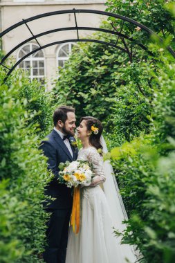 Güzel gelin ve şık damat evliliklerini kutluyor.