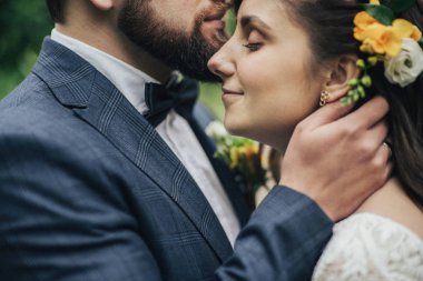 Güzel gelin ve şık damat evliliklerini kutluyor.