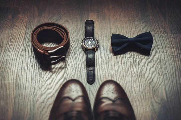 Zapatos, boutonniere, corbata y reloj sobre fondo de madera . — Foto de Stock