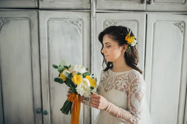 Bröllop förberedelse. Bride förberedelse före vigseln — Stockfoto