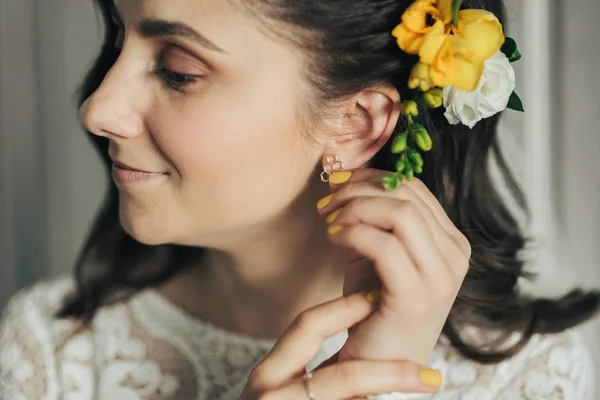 Bröllop förberedelse. Bride förberedelse före vigseln — Stockfoto