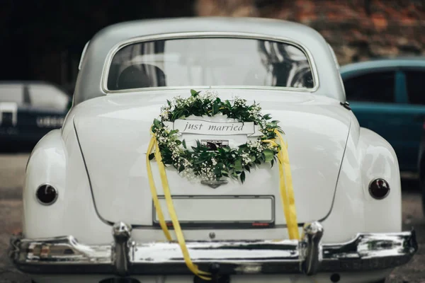 Buquê de casamento no carro de casamento vintage — Fotografia de Stock