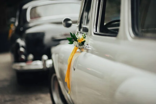 Bruiloft boeket op vintage bruiloft auto — Stockfoto