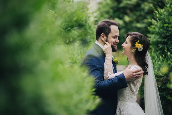 Pretty brud och snygg brudgummen firar sitt äktenskap. — Stockfoto