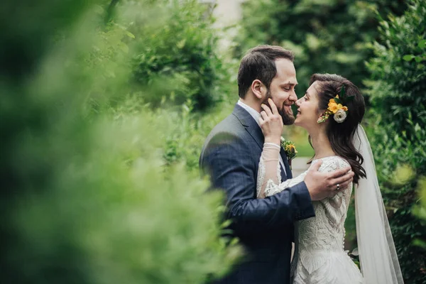 Pěkná nevěsta a stylový ženich oslavující jejich manželství. — Stock fotografie