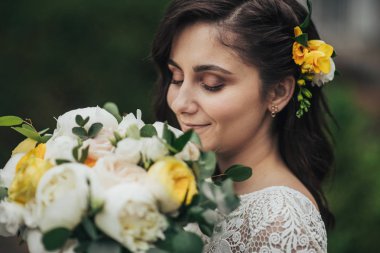 Gelinlerin elinde düğün buketi. Gelinlik tutan buket genç gelin.