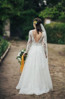 Gelinlerin elinde düğün buketi. Gelinlik tutan buket genç gelin.