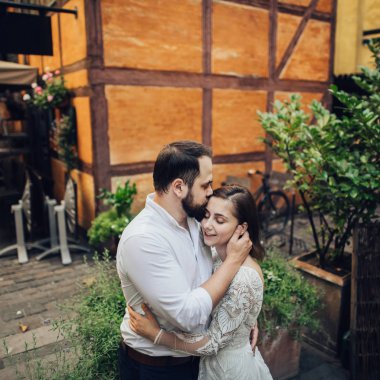 Mutlu romantik genç çift evliliklerini kutluyor.. 