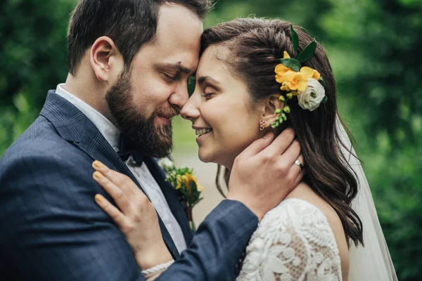 Pretty brud och snygg brudgummen firar sitt äktenskap. — Stockfoto