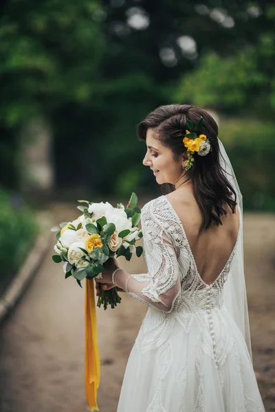 Bröllop bukett i brudar händer. Ung brud i bröllopsklänning Holding Bouquet. — Stockfoto