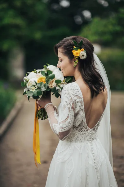 Gelinlerin elinde düğün buketi. Gelinlik tutan buket genç gelin.