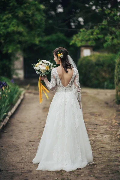 Bröllop bukett i brudar händer. Ung brud i bröllopsklänning Holding Bouquet. — Stockfoto