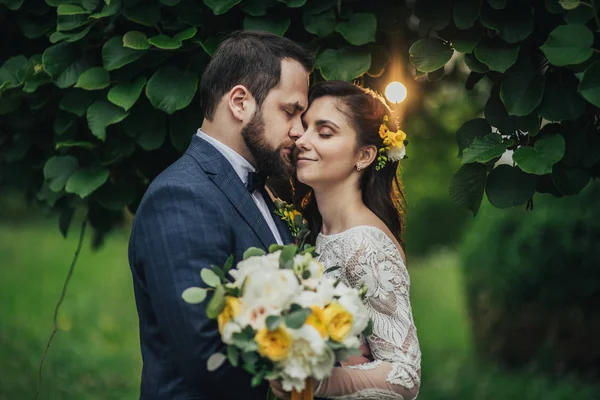 Pretty brud och snygg brudgummen firar sitt äktenskap. — Stockfoto