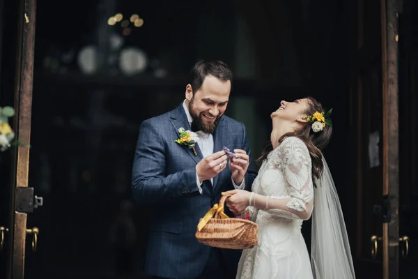 Hübsche Braut und stilvoller Bräutigam feiern ihre Hochzeit. — Stockfoto