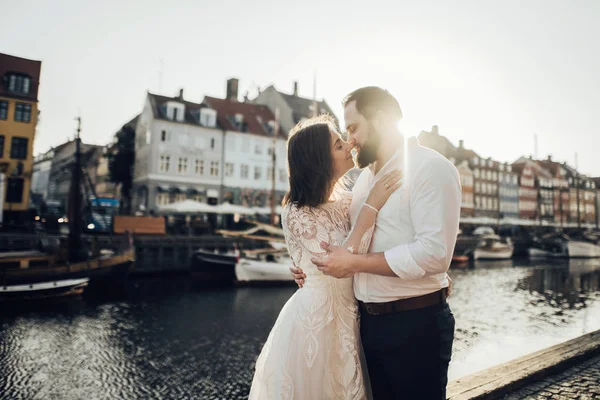 Feliz casal jovem romântico celebrando seu casamento. — Fotografia de Stock