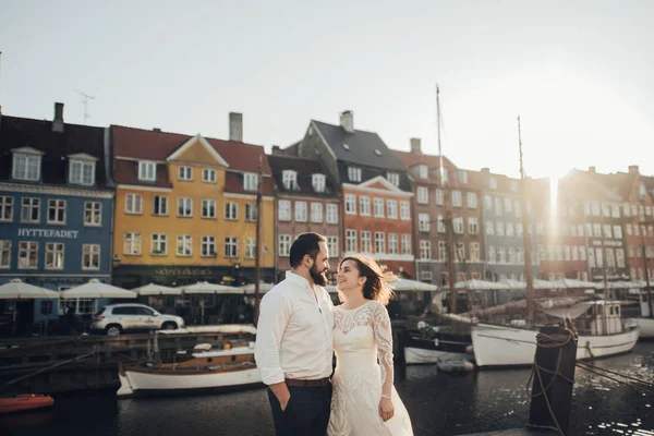 Feliz casal jovem romântico celebrando seu casamento. — Fotografia de Stock