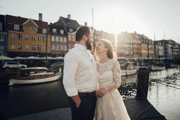 Glad att vara tillsammans. Lovely bröllop turist paret går på stadsgatan. — Stockfoto