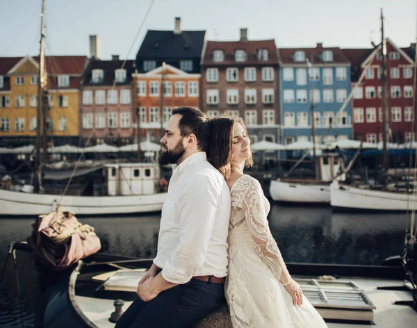 Feliz por estarmos juntos. Casamento encantador casal turístico andando na rua da cidade . — Fotografia de Stock