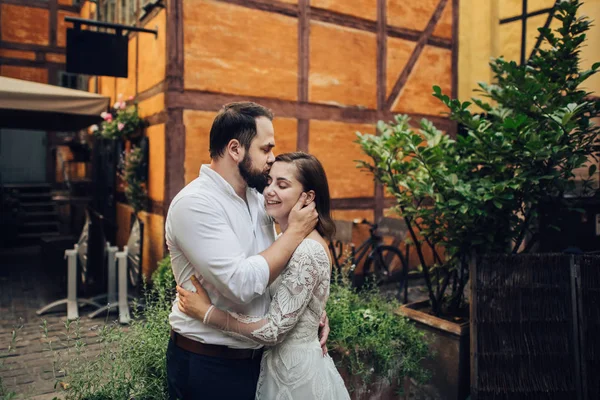 Feliz por estarmos juntos. Casamento encantador casal turístico andando na rua da cidade . — Fotografia de Stock