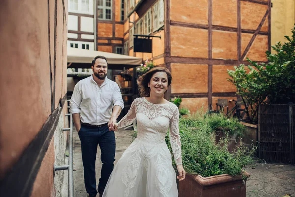 Feliz por estarmos juntos. Casamento encantador casal turístico andando na rua da cidade . — Fotografia de Stock
