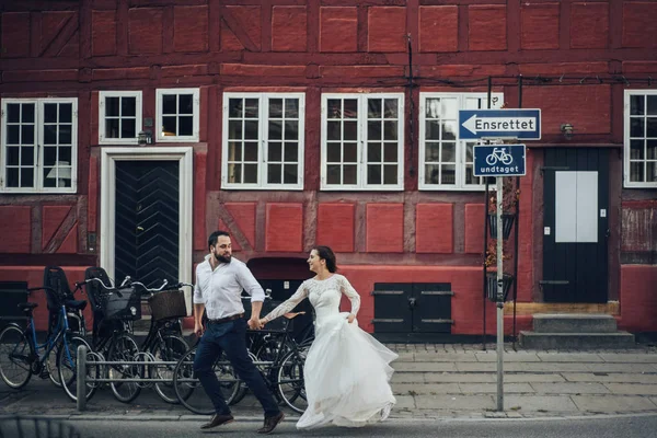 Glad att vara tillsammans. Lovely bröllop turist paret går på stadsgatan. — Stockfoto