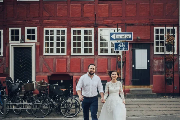 一緒にいられて嬉しい街の通りを歩く素敵な結婚式の観光カップル. — ストック写真