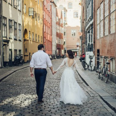 Mutlu romantik genç çift evliliklerini kutluyor.. 