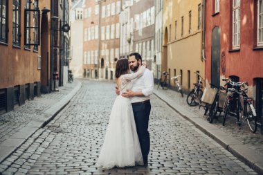 Mutlu romantik genç çift evliliklerini kutluyor.. 