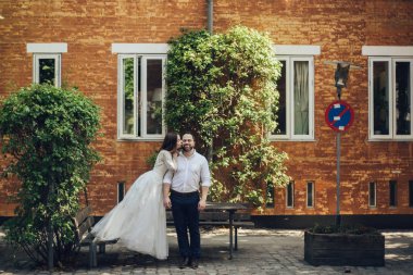 Mutlu romantik genç çift evliliklerini kutluyor.. 