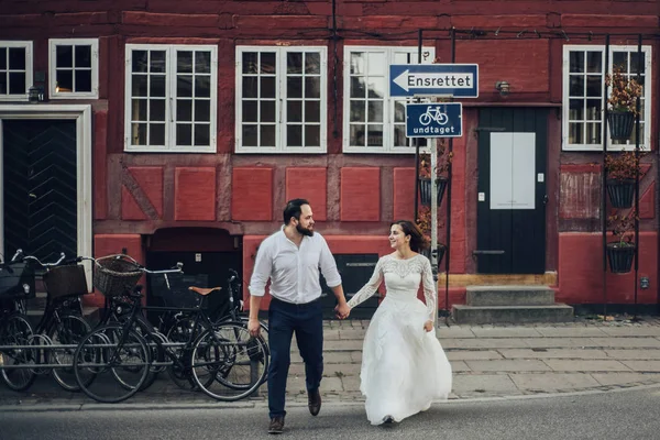 一緒にいられて嬉しい街の通りを歩く素敵な結婚式の観光カップル. — ストック写真