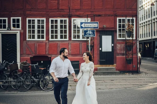 Feliz casal jovem romântico celebrando seu casamento. — Fotografia de Stock