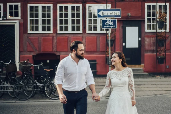 Glad att vara tillsammans. Lovely bröllop turist paret går på stadsgatan. — Stockfoto