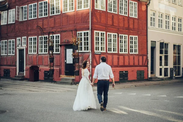 一緒にいられて嬉しい街の通りを歩く素敵な結婚式の観光カップル. — ストック写真