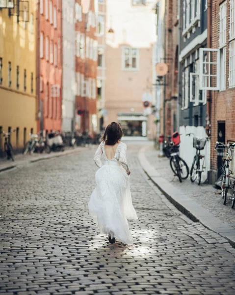 Happy to be together. Lovely wedding tourist couple walking on the city street. — Stock Photo, Image